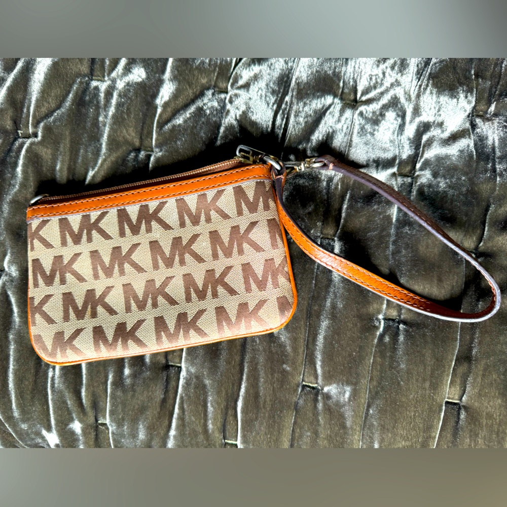 Michael Michael Kors
Monogram Canvas Clutch Bag